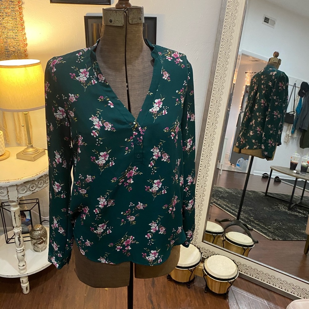 Forever 21 | Green Long Sleeve Floral Top Size Small.